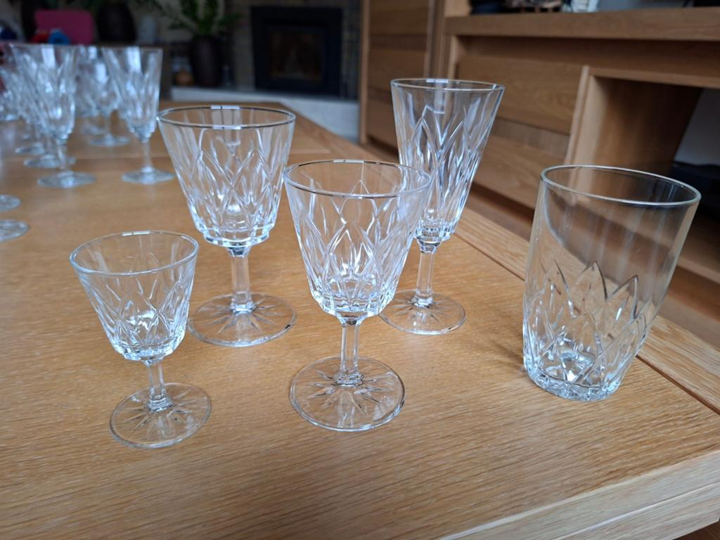 Compleet vintage glasservies met geslepen decoratie, Ophalen of Verzenden