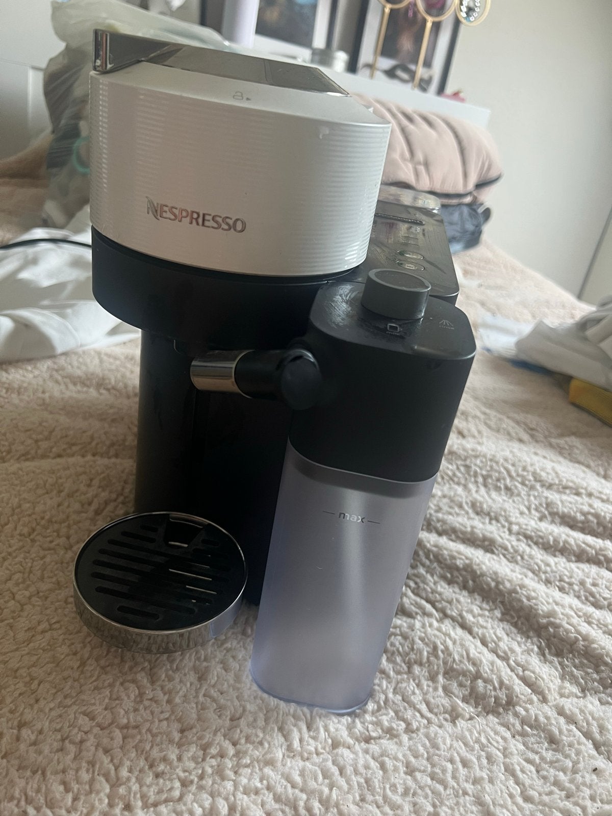 Foto 3 van Nespresso Vertuo Next Koffiemachine - Zwart/Wit