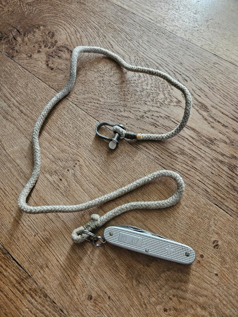 Zwitsers zakmes KL 87 met touw - Militair verzamelobject, Ophalen of Verzenden, Landmacht, Nederland, Mes of Dolk