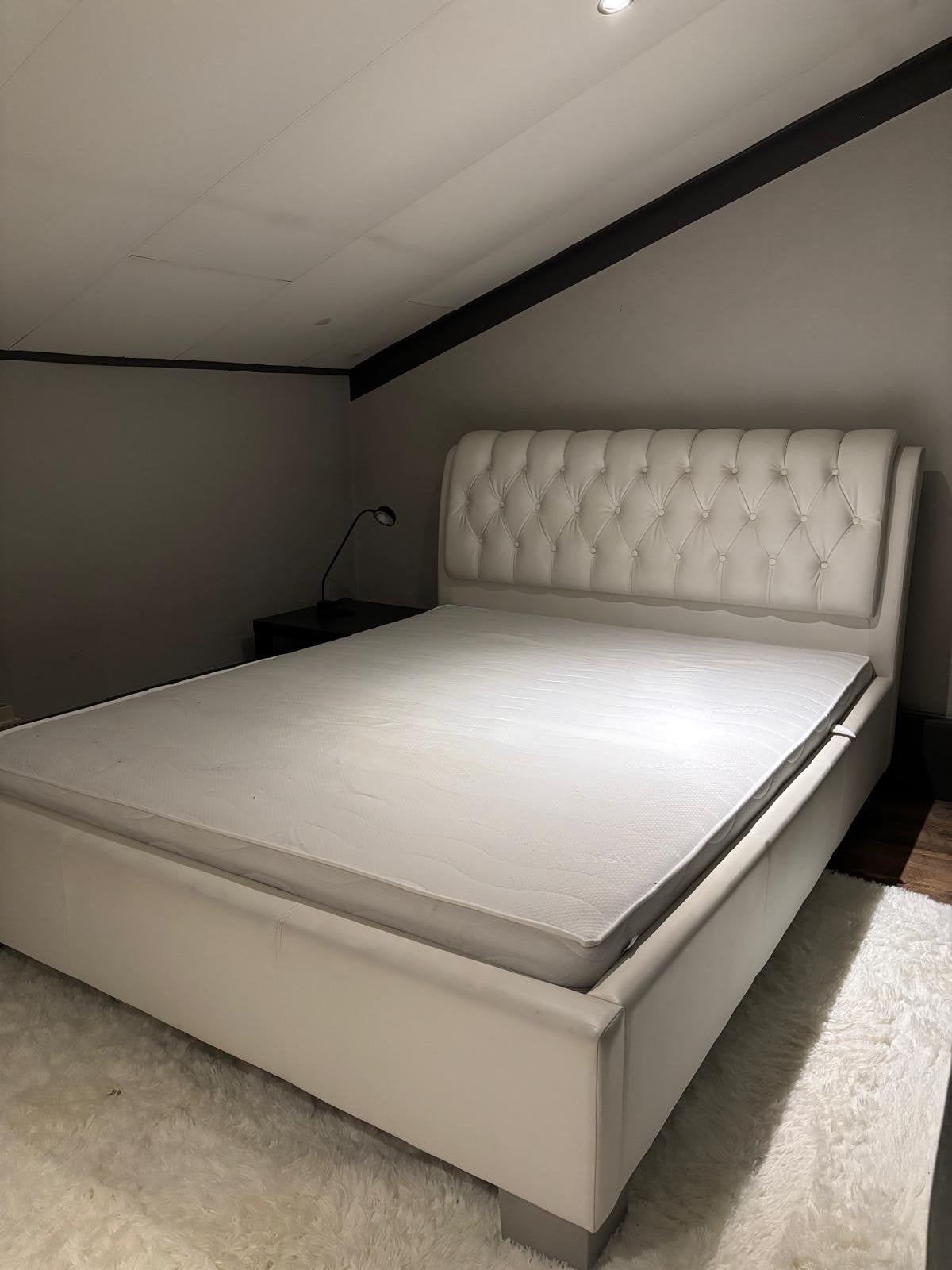 Tweepersoonsbed met gecapitonneerd hoofdbord, Ophalen, Gebruikt, Wit, Tweepersoons