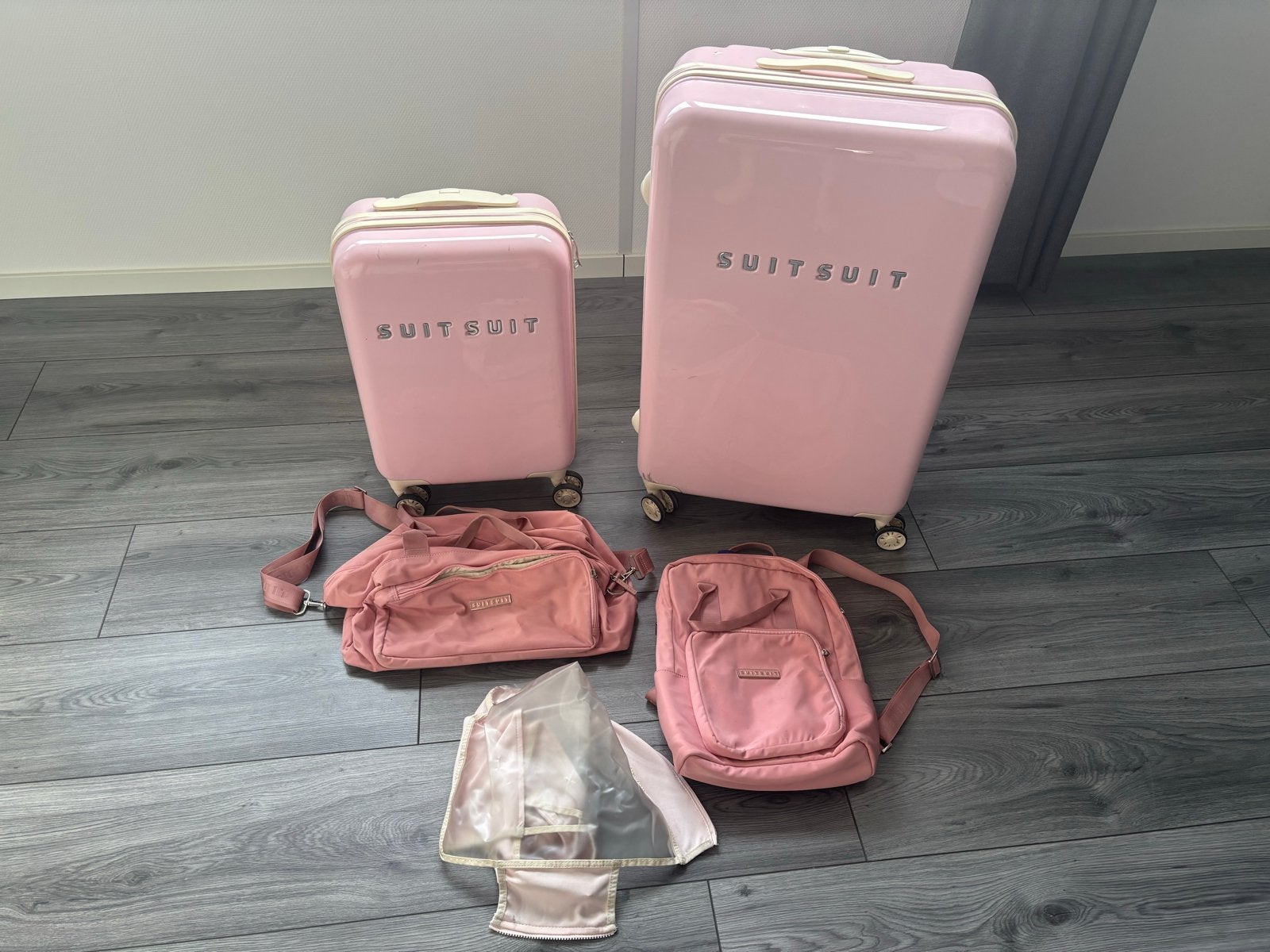 Suit Suit Kofferset: Kleine en Grote Koffer, Sieraden, Tassen en Uiterlijk, Koffers, Gebruikt, Hard kunststof, 35 tot 45 cm, Uitschuifbare handgreep