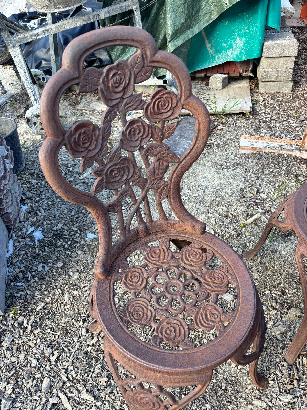 Antieke gietijzeren bistro set met rozenmotief, Overige materialen, Gebruikt, Stoel, Tuinset