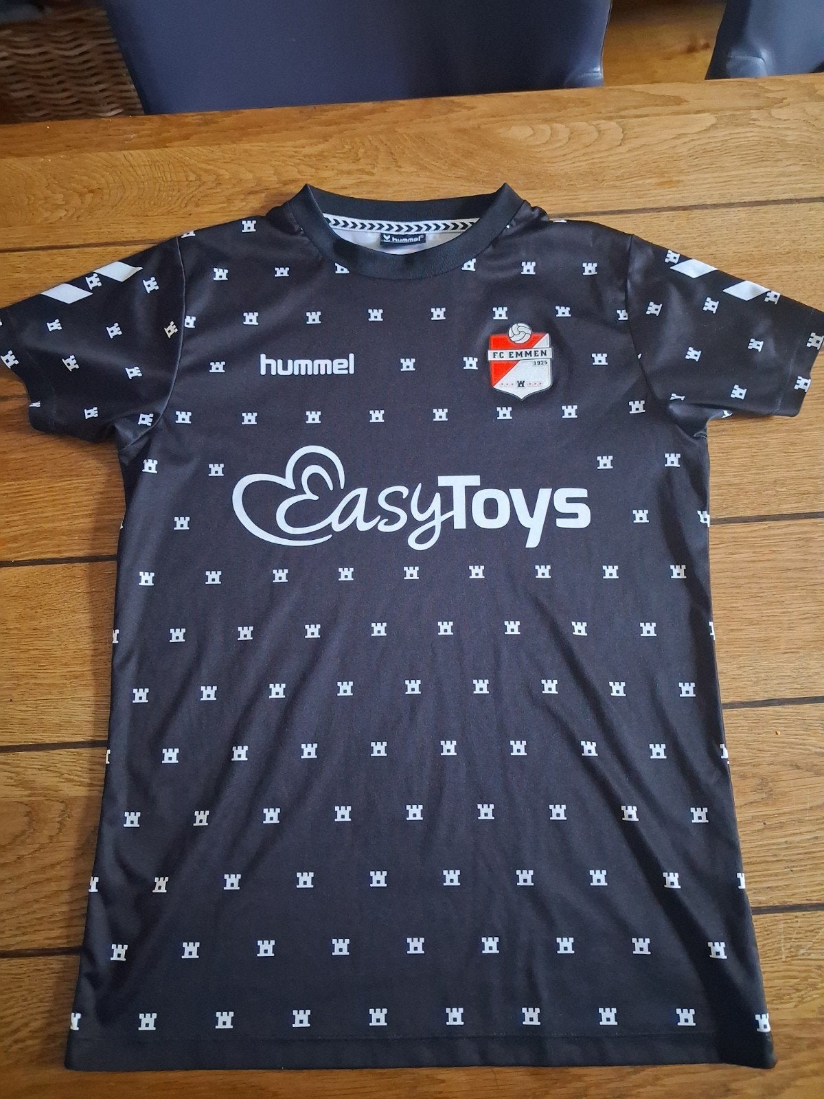FC Emmen Hummel voetbalshirt maat S easy toys, Zwart, Ophalen of Verzenden, Zo goed als nieuw, Voetbal