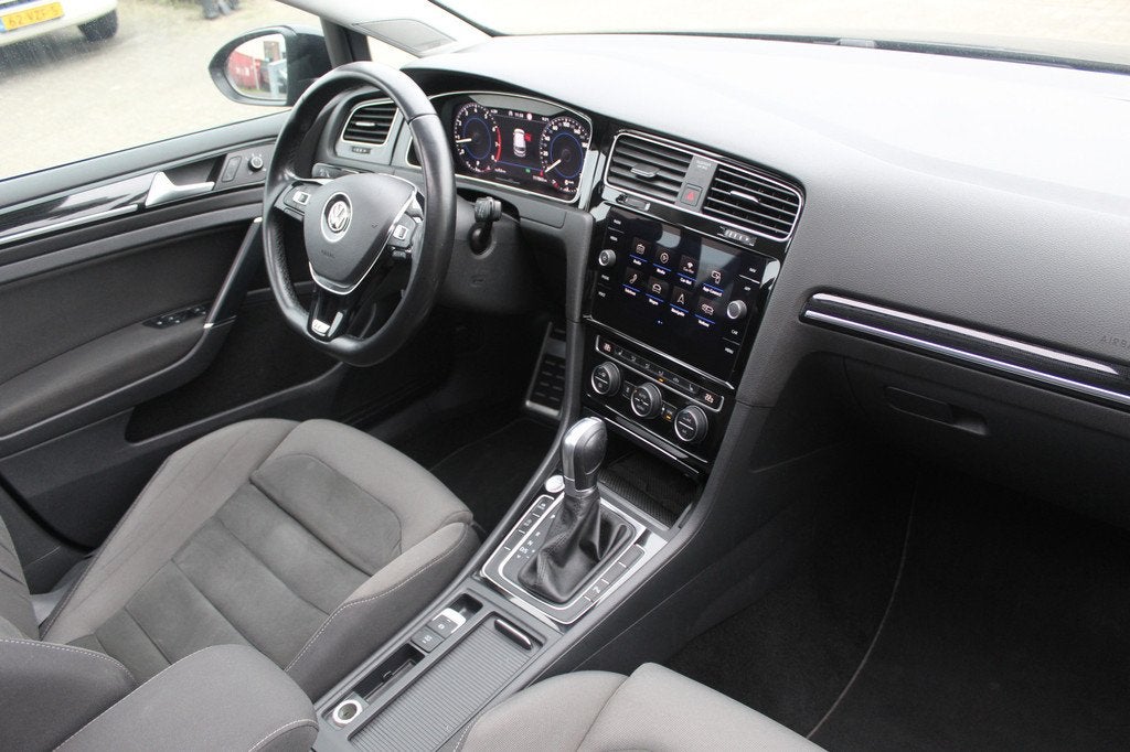 Volkswagen Golf 1.5 TSI Highline R-line Automaat Panoramadak, 12 maanden, Stof, 4 cilinders, Zwart