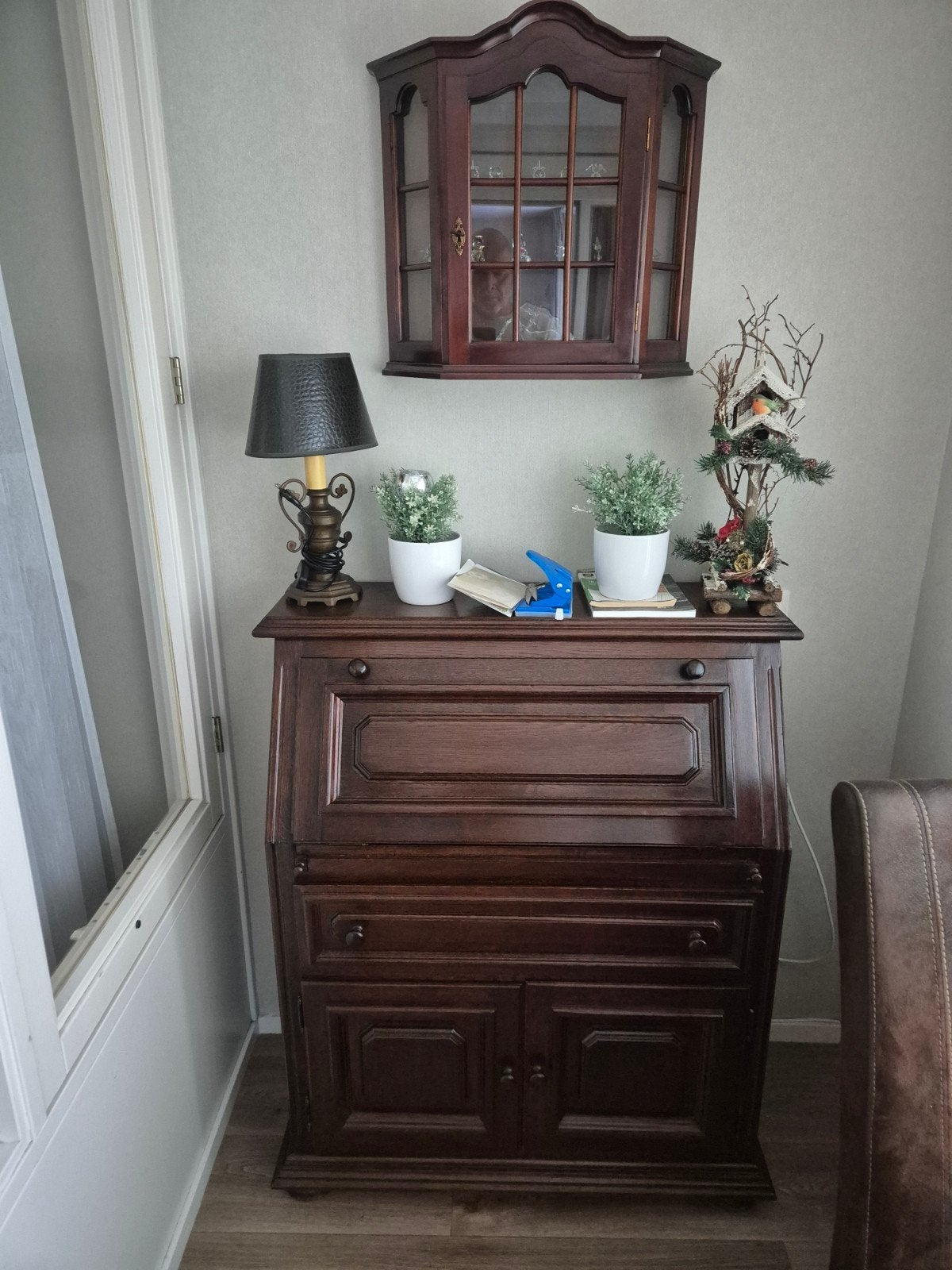houten secretaire met vitrinekastje, Ophalen