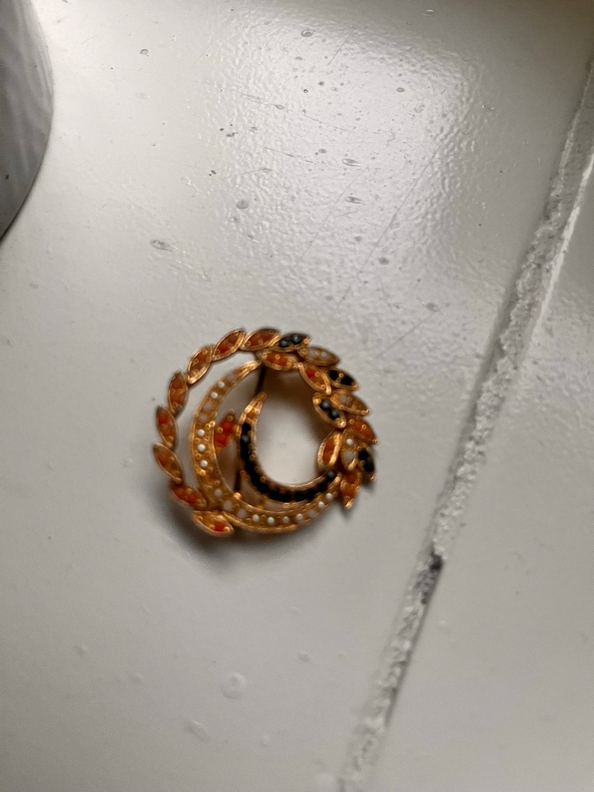 Vintage Broche Goudkleurig met Emaille en Parelmoer, Overige materialen, 4 tot 7 cm, Ophalen of Verzenden, Zo goed als nieuw