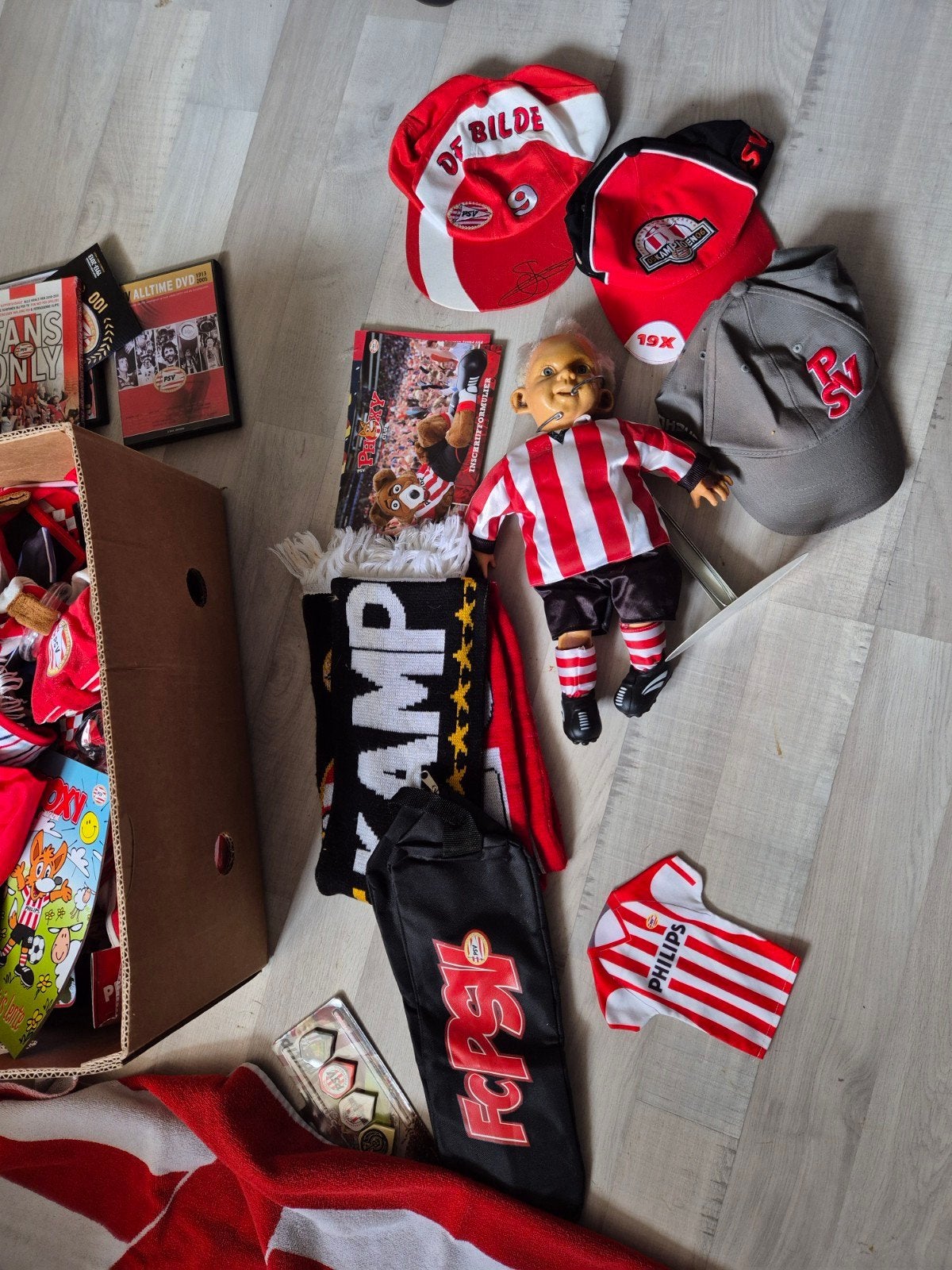 Diverse PSV Fanartikelen: Tassen, Handdoek, Petten en meer, Ophalen of Verzenden, Gebruikt, PSV, Beeldje of Poppetje