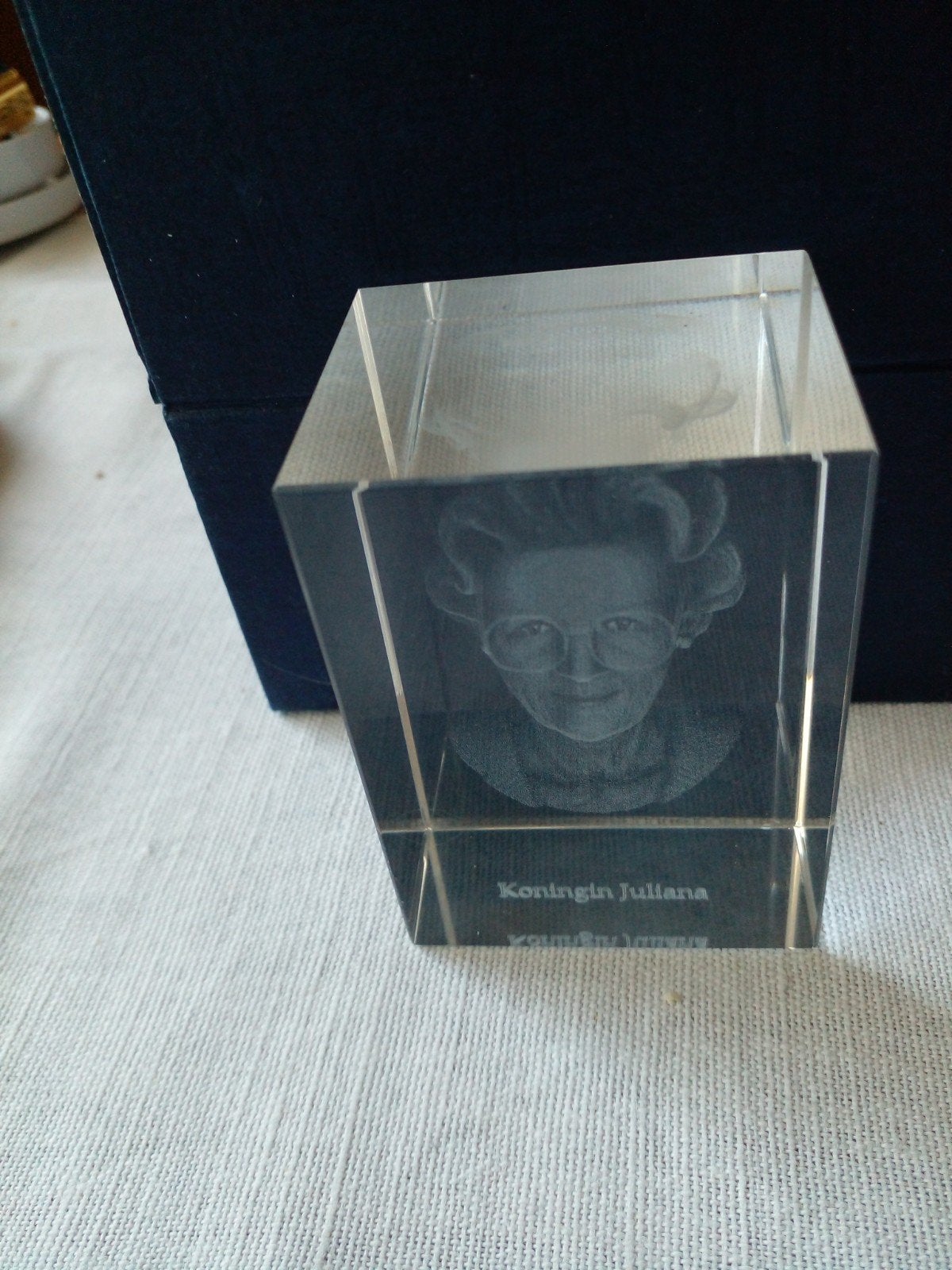 Koningin Juliana 3D Kristal Glasblok in Geschenkdoos, Verzamelen, Ophalen of Verzenden, Zo goed als nieuw, Nederland, Overige typen