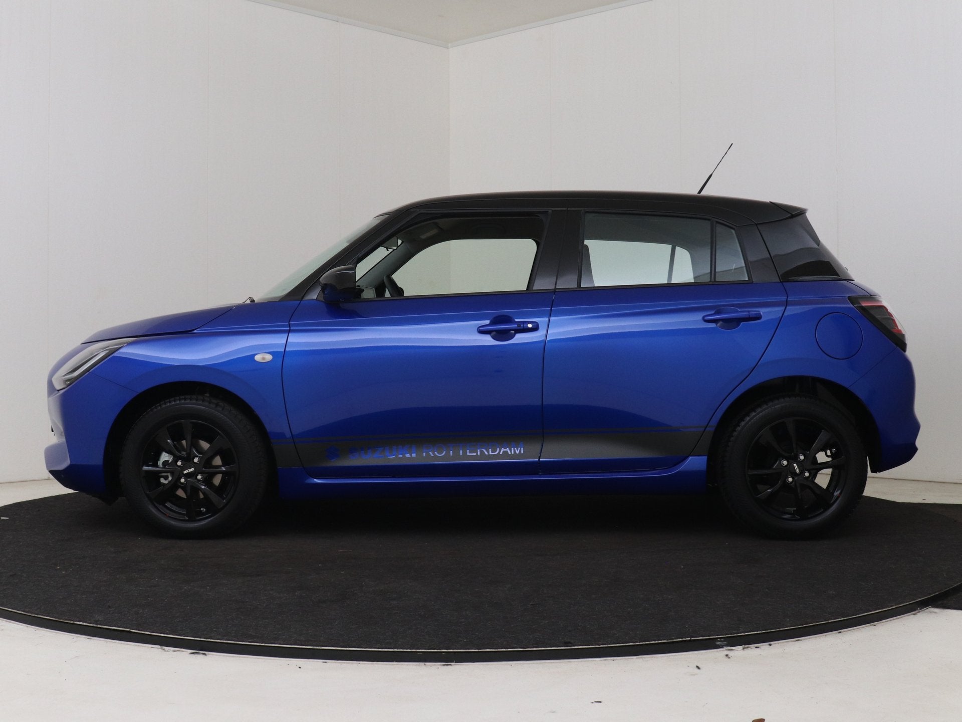 Suzuki Swift 1.2 Blackline Smart Hybrid Ltd. | Smart Entry &, Voorwielaandrijving, 12 maanden, Stof, Zwart
