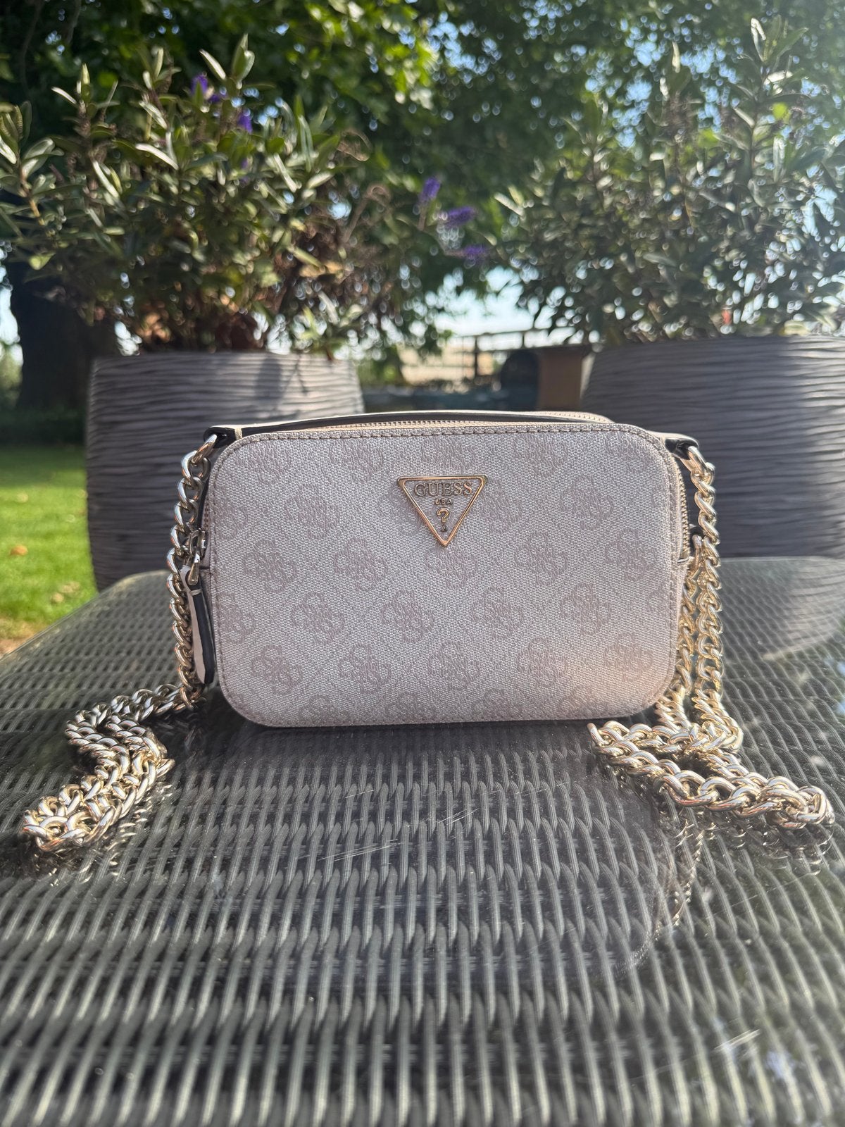 Guess Noelle Schoudertasje - Zo goed als nieuw, Verzenden, Zo goed als nieuw, Beige, Schoudertasje