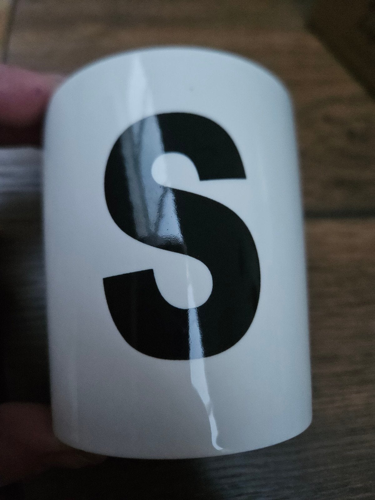 Mok met zwarte letter 'S', Ophalen of Verzenden, Steen/keramiek, Wit, Overige merken