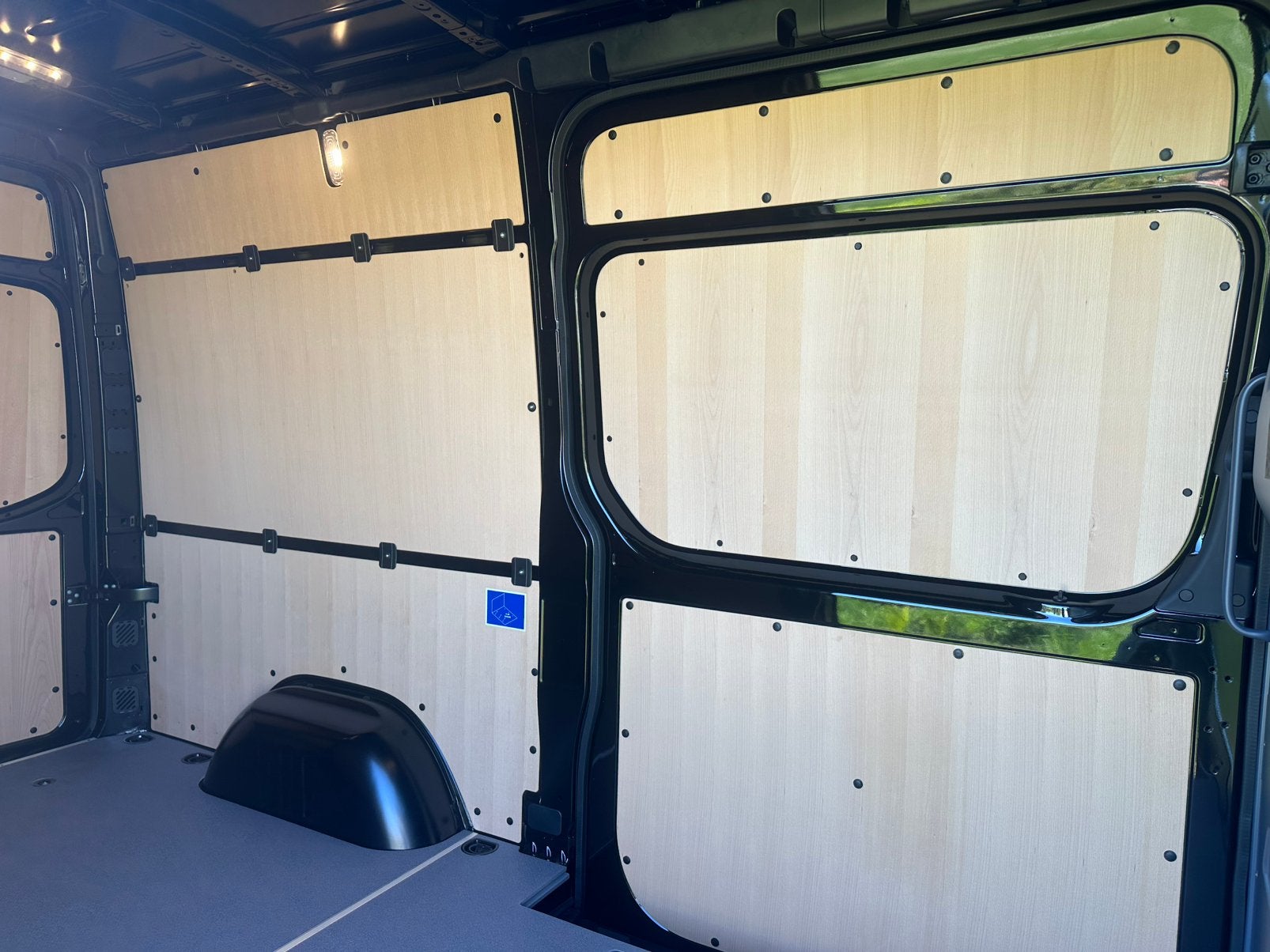 Mercedes Sprinter L2H2 originele vloer + wandbetimmering ‘24, Ophalen, Mercedes-Benz