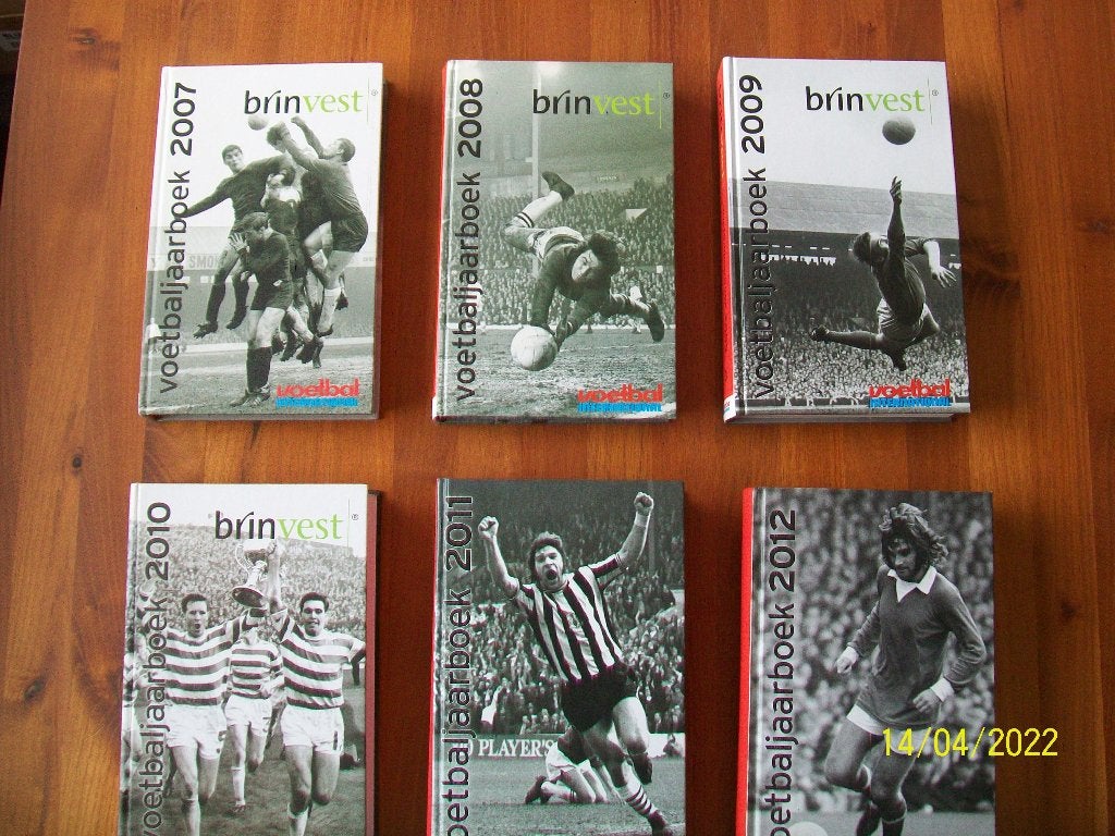 6 Brinvest boeken ( 2007 - 2012) - Voetbal International, Ophalen of Verzenden, Zo goed als nieuw, Overige binnenlandse clubs