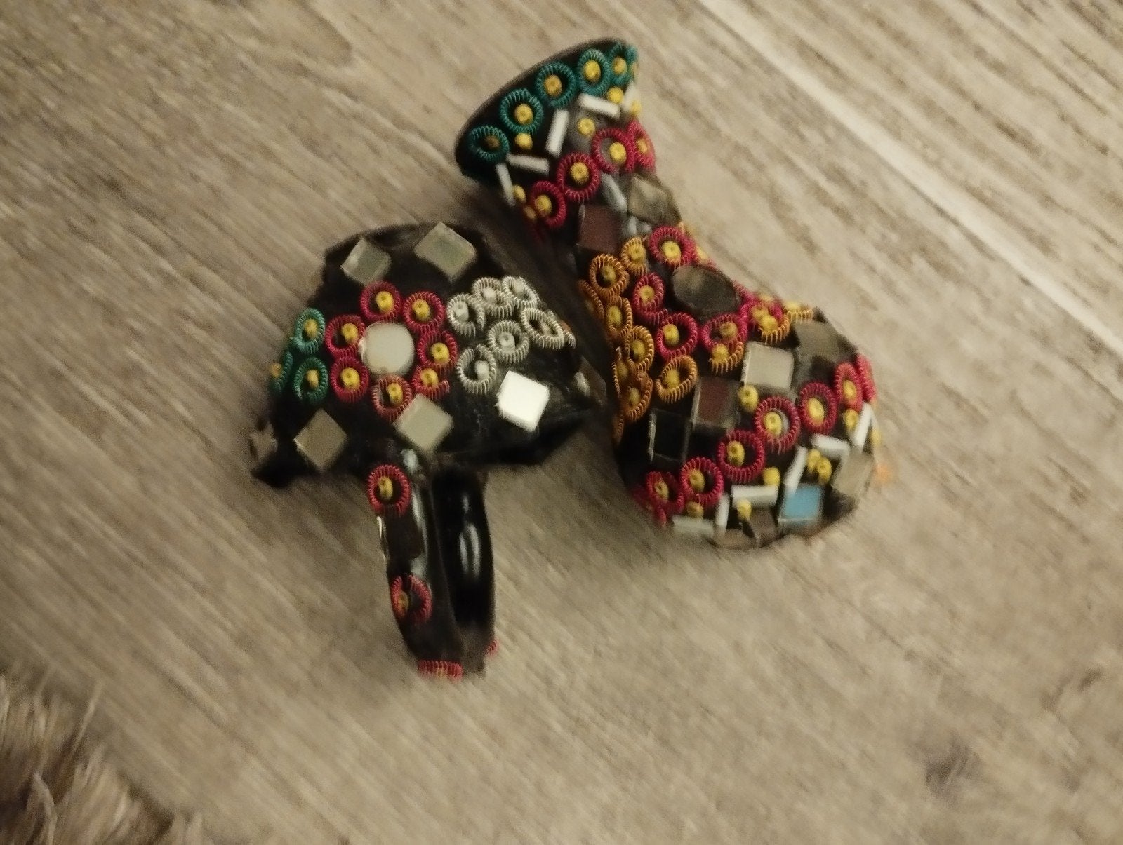 Decoratieve vaas en schaal met mozaïek en borduurwerk, Antiek en Kunst, Antiek | Vazen, Ophalen of Verzenden