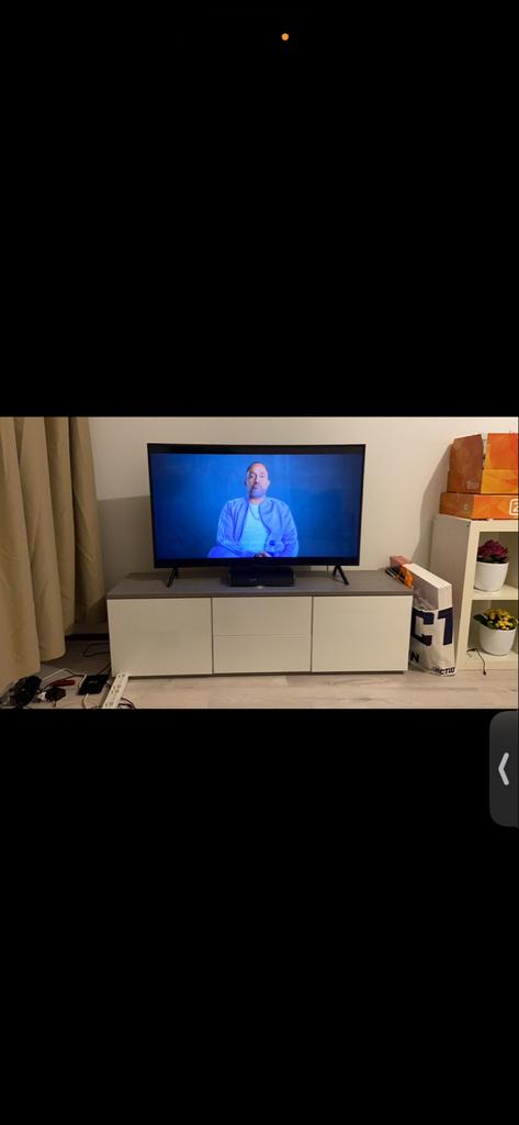 Moderne TV-kast met marmerlook blad, Huis en Inrichting, Kasten | Televisiemeubels, Overige materialen, Gebruikt, 100 tot 150 cm