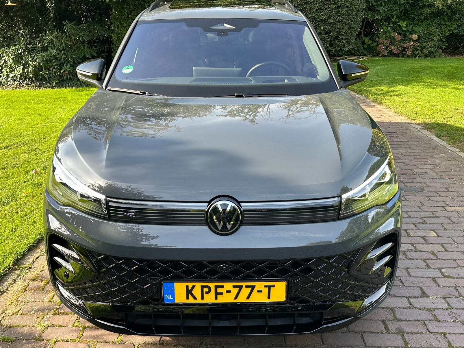 Foto 3 van Volkswagen Tiguan Hybride 272PK R-Line 2025 Dolphin Grijs