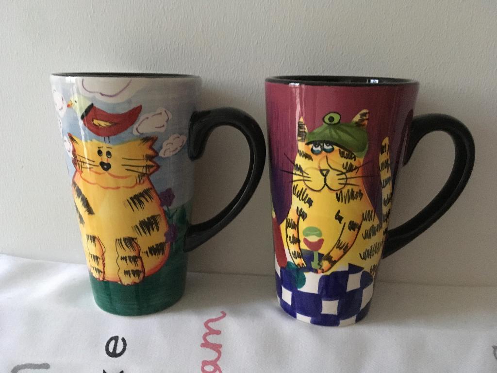 2 Designer Mokken van MARY NAYLOR handgeschilderd, Keramiek, Nieuw, Ophalen of Verzenden, Overige stijlen