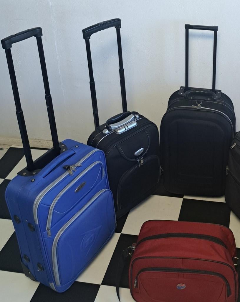 4 Handbagage verschillende merken Reiskoffer
Sterke, degelij, Wieltjes, 50 tot 60 cm, Hard kunststof, Ophalen of Verzenden