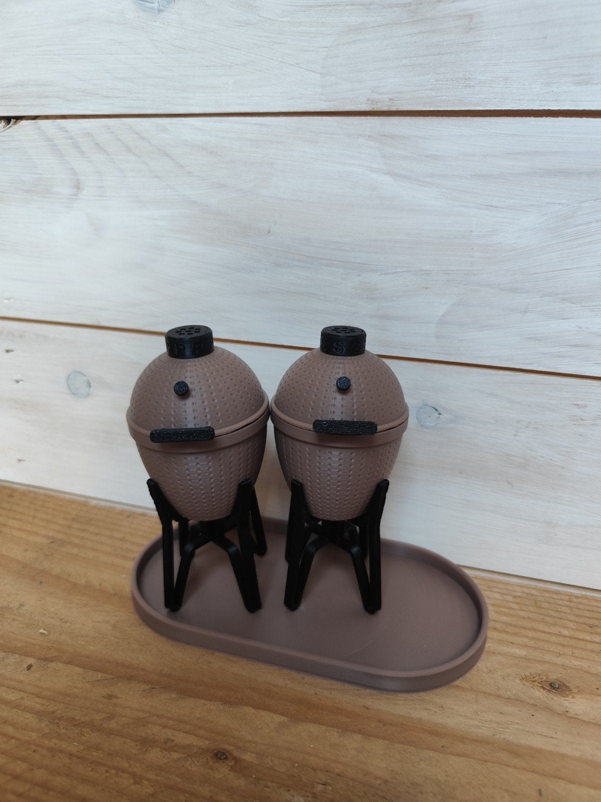 BBQ peper en zout stel op schaaltje, Kunststof, Ophalen of Verzenden, Bruin, Overige typen