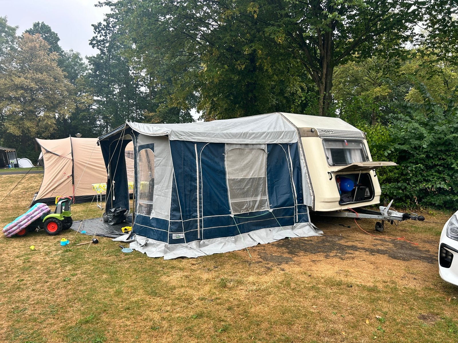 Caravan met twee voortenten en complete inventaris, Reservewiel, Rondzit, Avento, Particulier