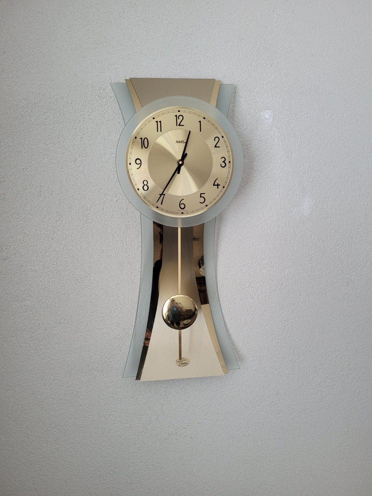 Moderne AMS wandklok met slinger - Goudkleurig, Ophalen of Verzenden