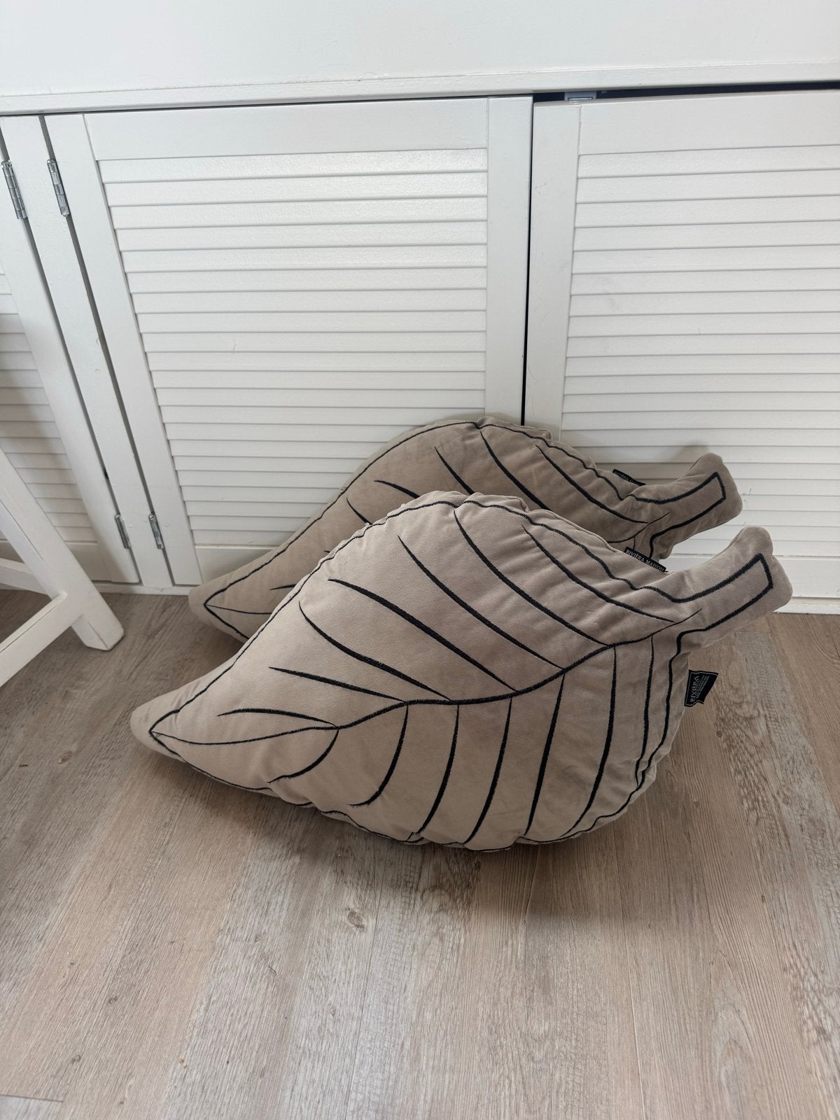 Set van 2 Riviera Maison sierkussens in blad vorm, Beige, Ophalen of Verzenden, Zo goed als nieuw, Sierkussen