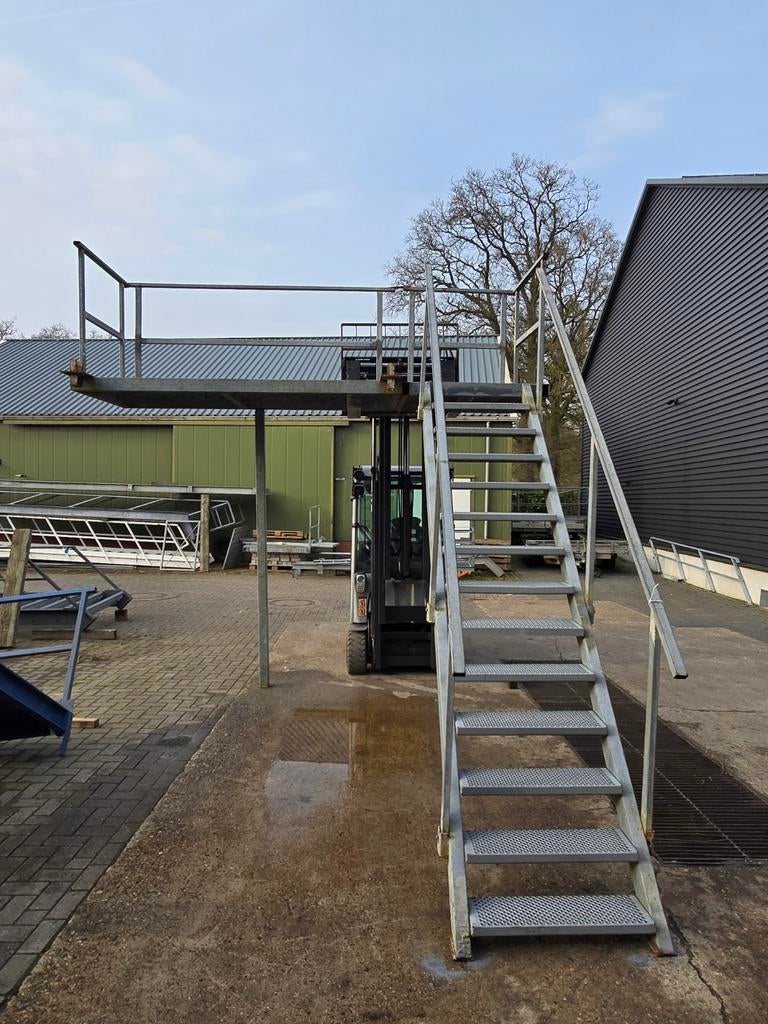 Stalen trap met bordes gegalv. Hoog 2,7 mtr. Nor030