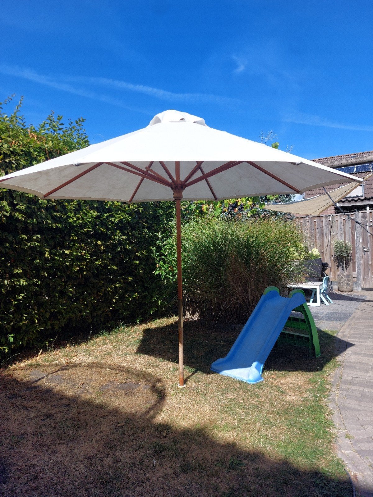 Witte stokparasol met houten frame 2.60m, Ophalen, Gebruikt, 2 tot 3 meter, Stokparasol