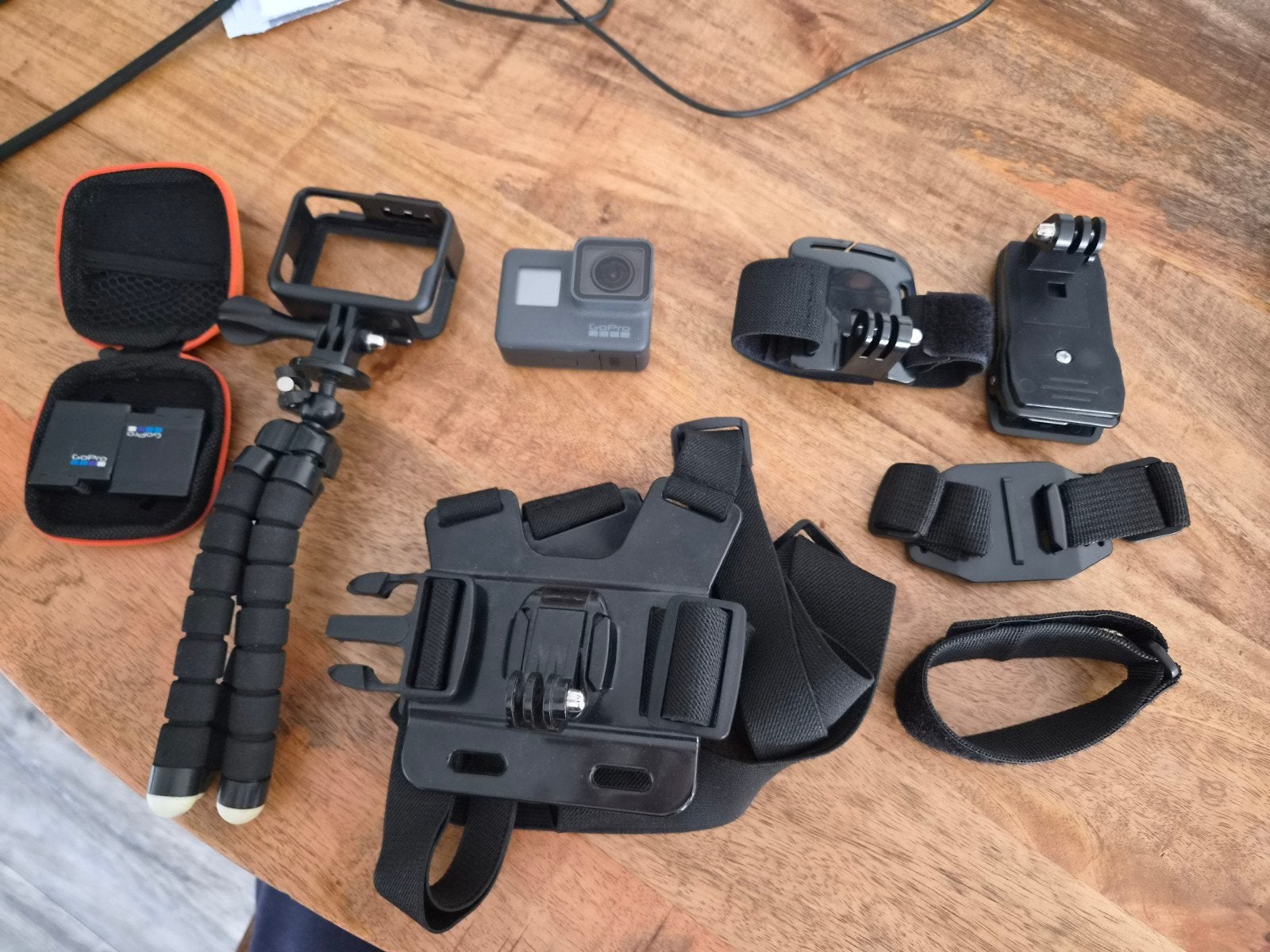 gopro hero 5 met 2 accu's en veel accessoires, Ophalen, Zo goed als nieuw, GoPro