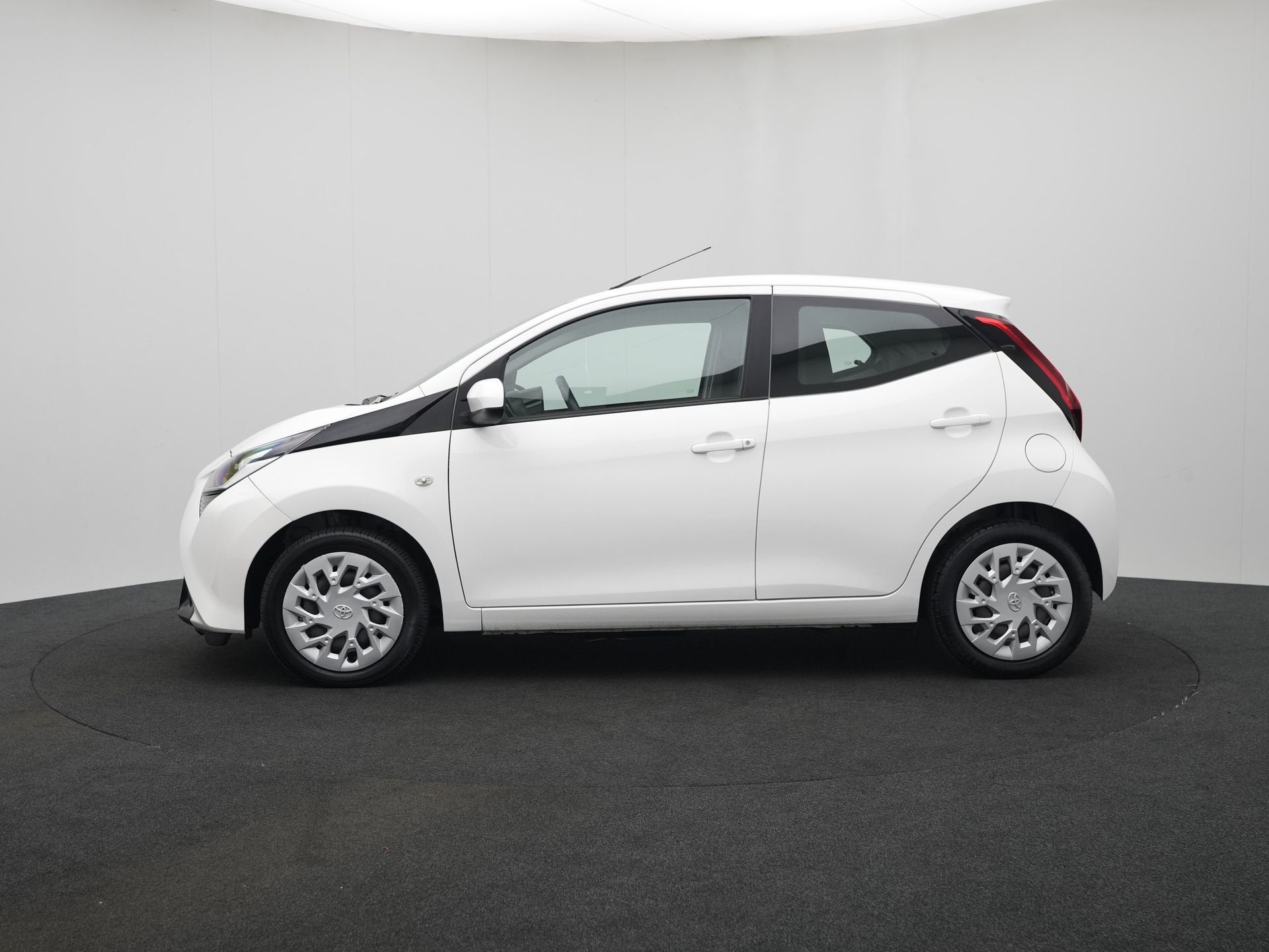 Toyota Aygo 1.0 VVT-i x-play | NL Auto | Dealer Onderhouden, Voorwielaandrijving, Stof, Gebruikt, Euro 6