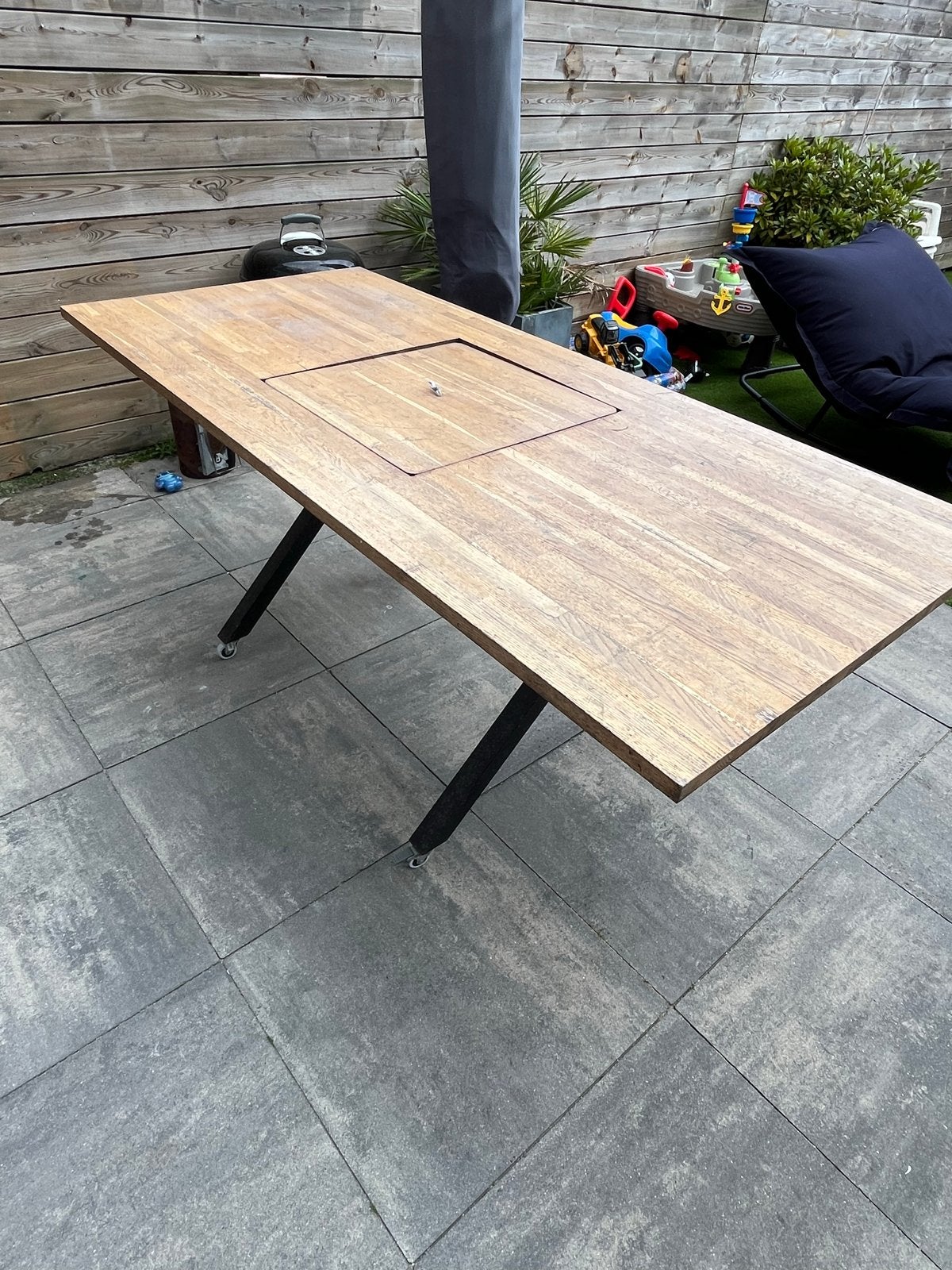 Robuuste houten tuintafel met metalen onderstel, Ophalen, Gebruikt, Rechthoekig, Hout