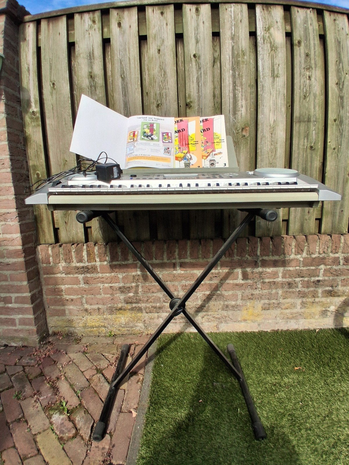 Medeli MC70 Keyboard met standaard en lesboeken, Ophalen, 61 toetsen, Zo goed als nieuw, Aanslaggevoelig