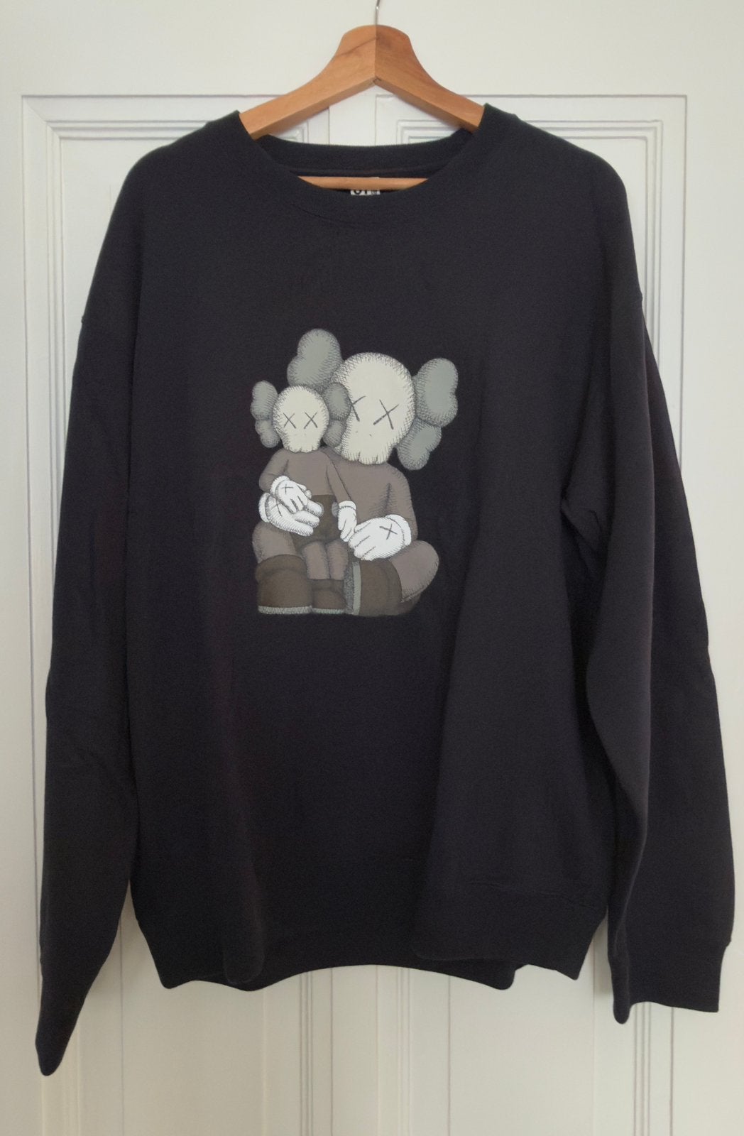 Uniqlo x Kaws Sweater | L, Ophalen of Verzenden, Nieuw, Maat 52/54 (L), Zwart
