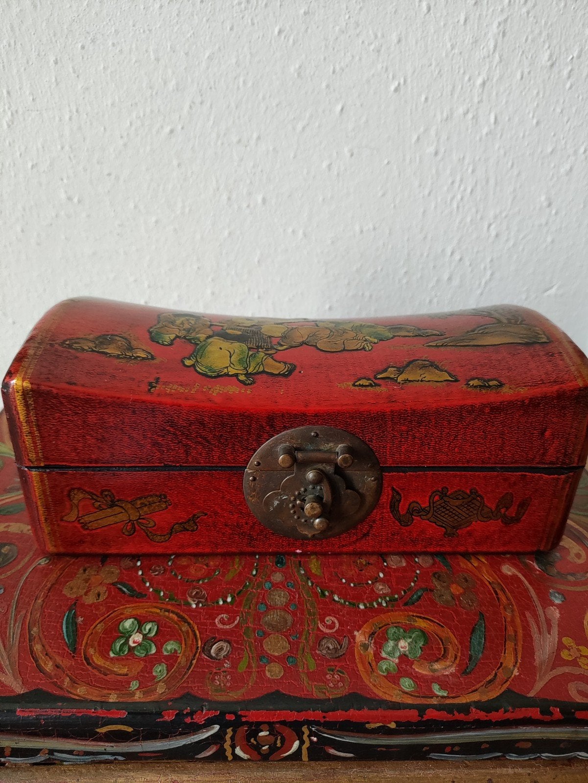 Prachtige vintage Chinese lakdoos met mooi koperbeslag, Antiek en Kunst, Verzenden