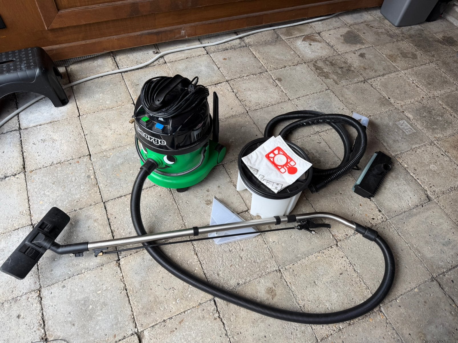 George stofzuiger en tapijtreiniger - 1 jaar oud, Combi-reiniger, Numatic, Ophalen of Verzenden, Zo goed als nieuw