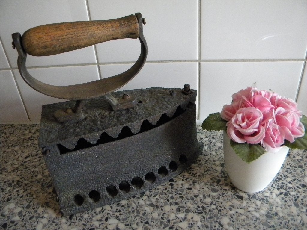 STRIJKIJZER GIETIJZER MET HOUTEN GREEP, WERKTE OP KOOLTJES, Antiek en Kunst, Ophalen of Verzenden