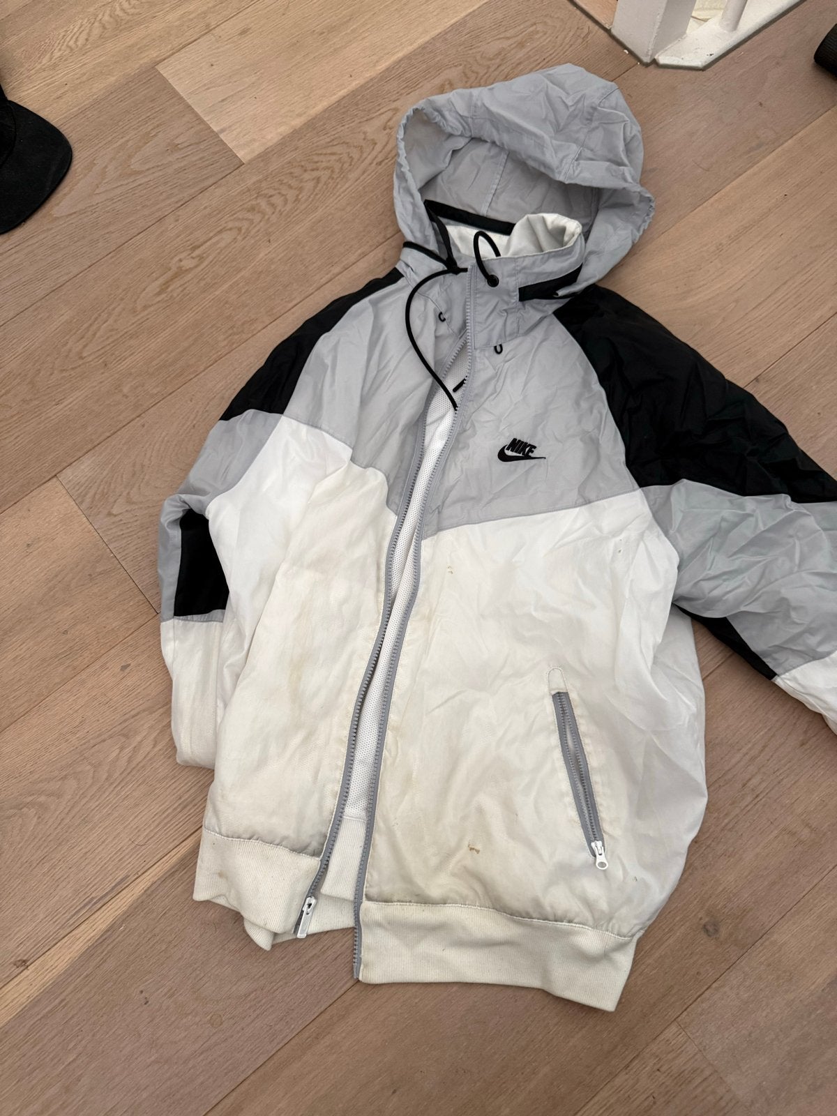 Nike Windrunner Jacket - Zwart, Wit, Grijs (Maat M), Ophalen of Verzenden, Gedragen, Maat 48/50 (M), Wit