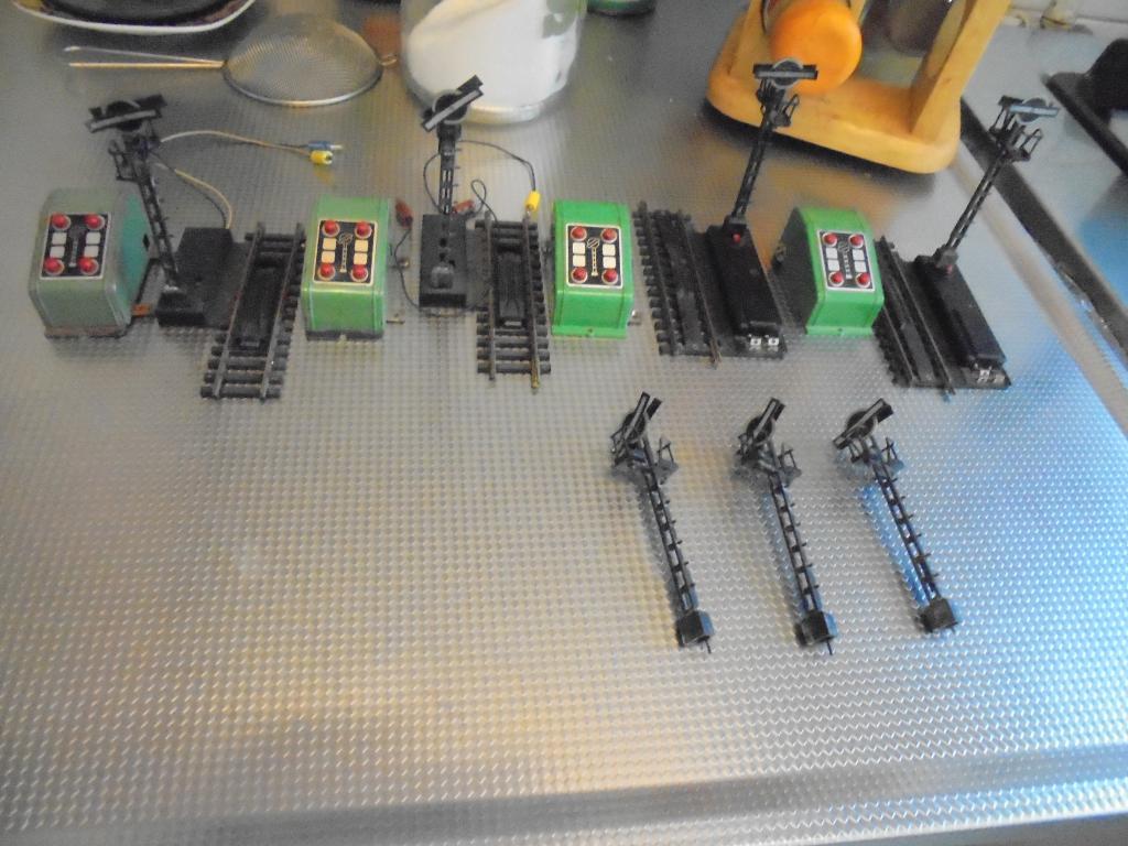Fleischmann ho ontkoppel rails+seinmasten, Hobby en Vrije tijd, Modeltreinen | H0, Transformator of Voeding, Gebruikt, Gelijkstroom