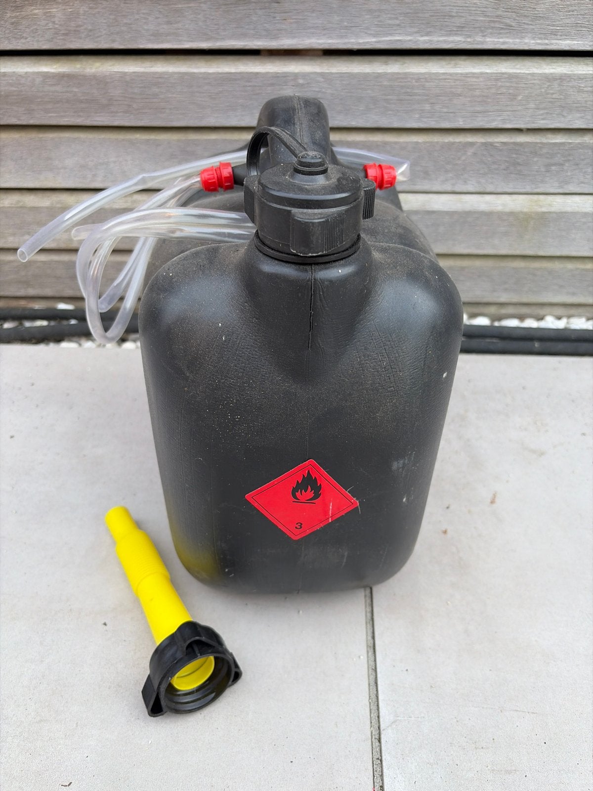 Zwarte kunststof jerrycan met knijppomp en schenktuit, Ophalen of Verzenden, Nieuw, Universele onderdelen