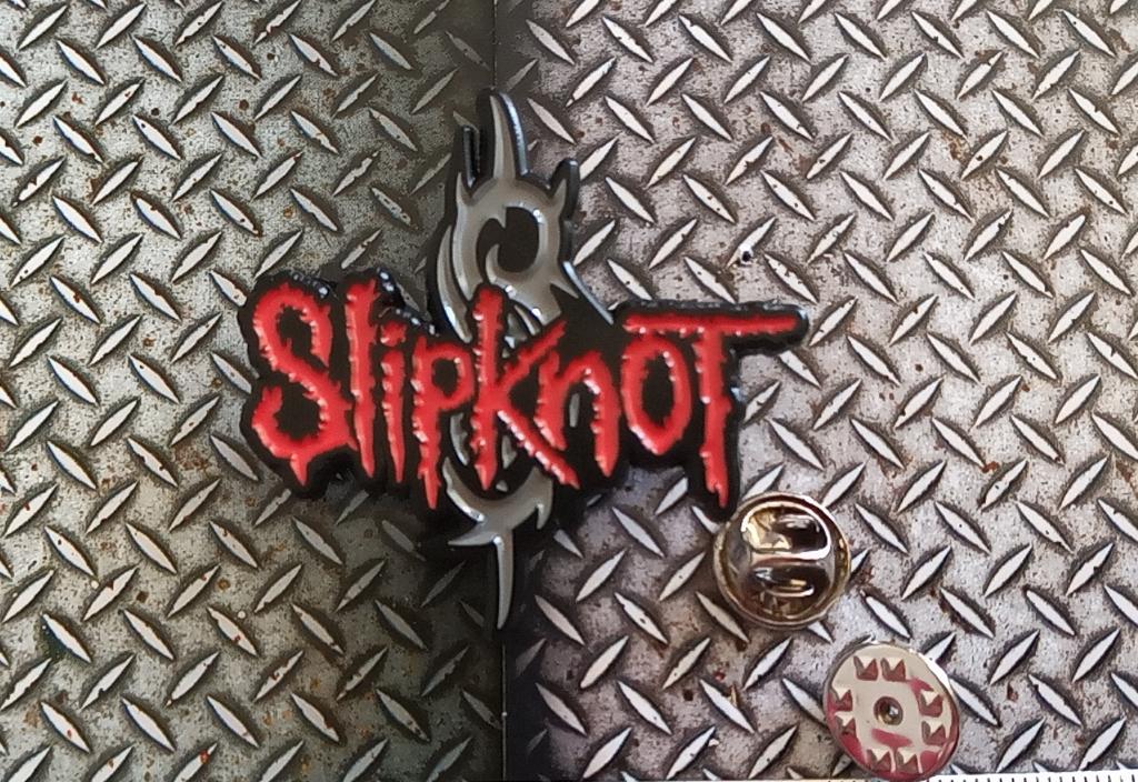 Slipknot zeer mooie nieuwe shaped pin speld badge   n2 metal, Verzenden, Nieuw, Overige typen