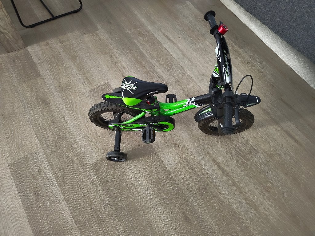 Kawasaki kinderfiets, Fietsen en Brommers, Ophalen, Terugtraprem, Zijwieltjes, Gebruikt