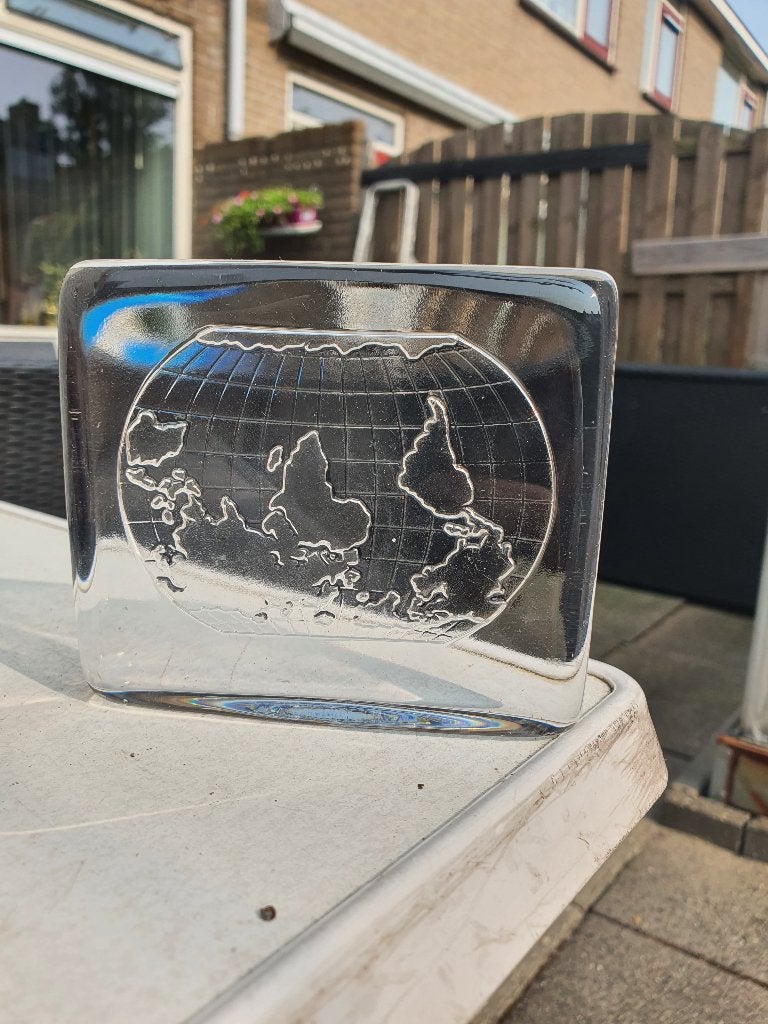 Kristal blok presse papier met 3D wereldbol lasergravure, Verzamelen, Porselein, Kristal en Bestek, Bord of Schaal, Kristal, Ophalen of Verzenden