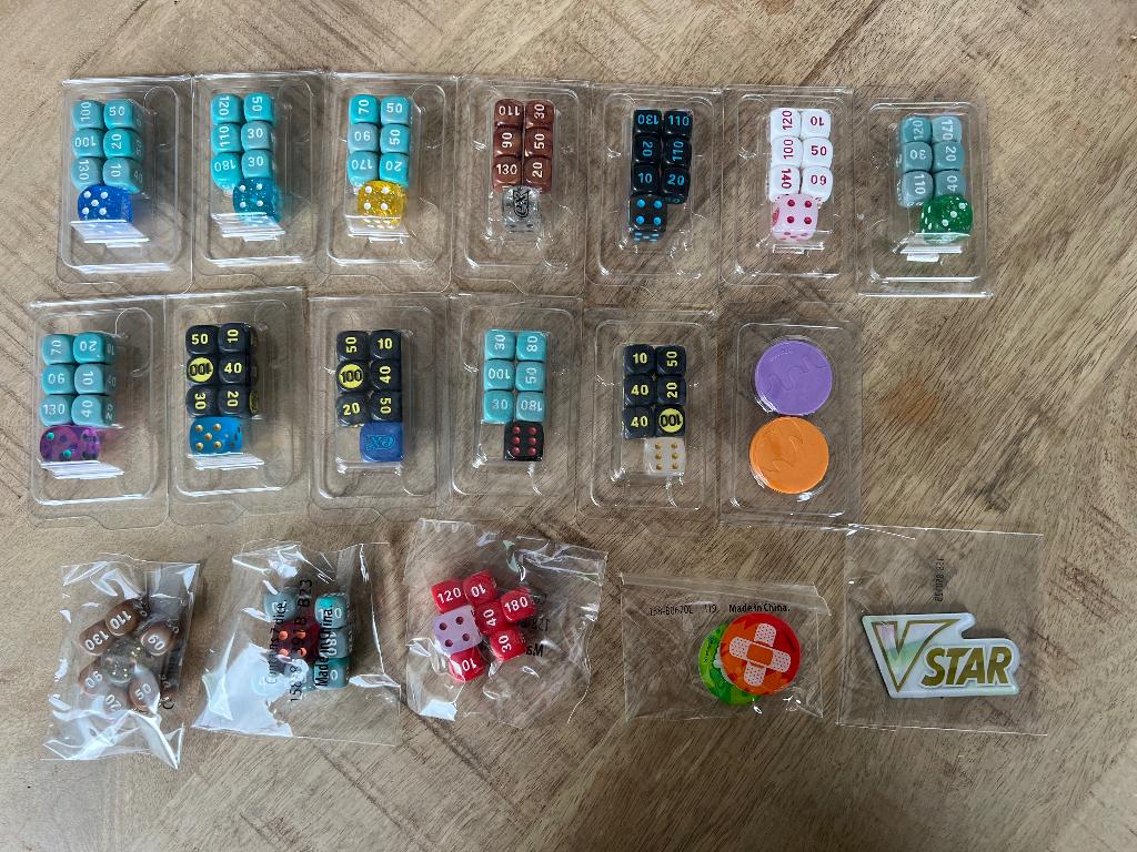 Pokémon ETB accessoires - dobbelstenen en markers, Ophalen of Verzenden, Nieuw, Overige typen