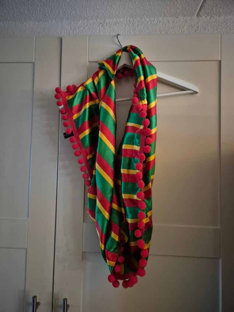 Carnavals sjaal met pompons, Carnaval, Maat 46/48 (XL) of groter, Ophalen of Verzenden, Accessoires