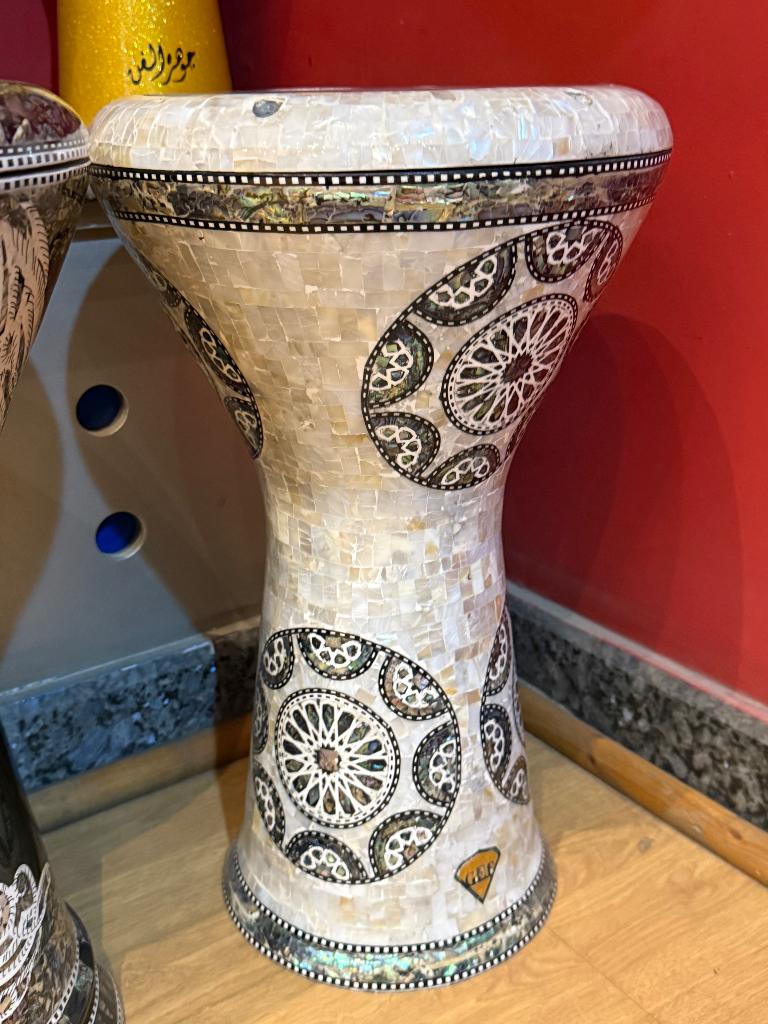 Sombaty Darbouka 23 cm – Blauw/Witte Parelmoer – Nieuw, Muziek en Instrumenten, Ophalen of Verzenden, Nieuw, Melodische percussie