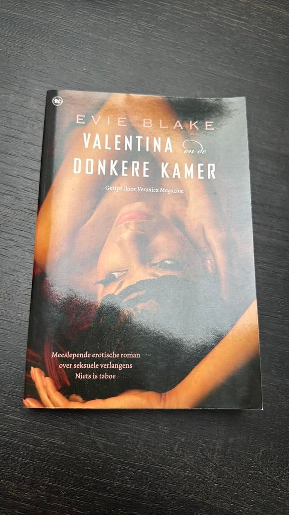 Evie blake - valentina en de donkere kamer, Boeken, Ophalen of Verzenden, Zo goed als nieuw