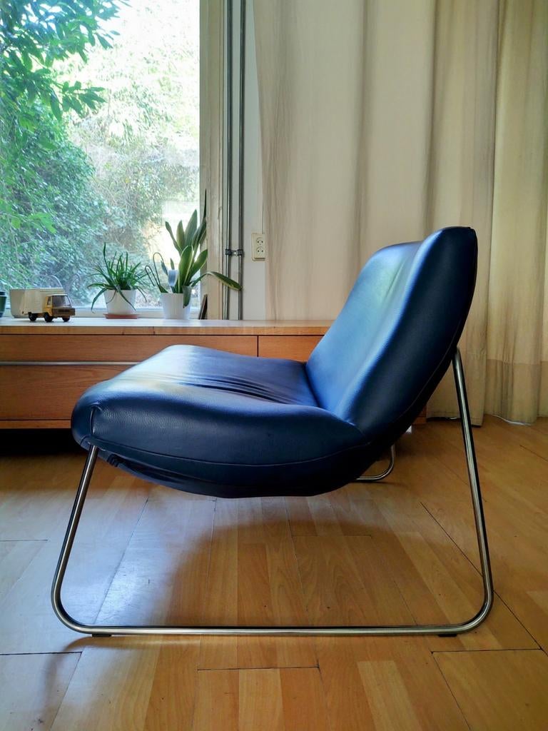 Dyyk Cielo fauteuil / blauw leren stoel / leder, Huis en Inrichting, Fauteuils, Gebruikt, Metaal, Minder dan 50 cm, 75 tot 100 cm