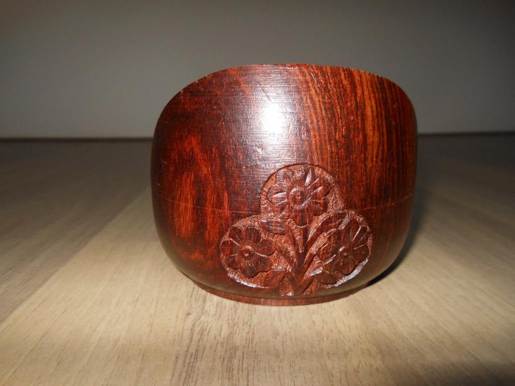 Houten onderzetters in houder houtsnijwerk, Ophalen of Verzenden, Gebruikt, Glas of Kopje