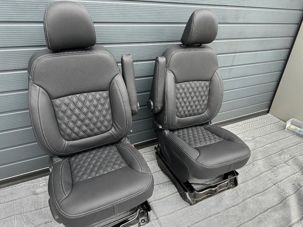 Twee voor stoelen met Zwart Leder voor Vivaro Trafic 2016, Ophalen, Nieuw, Opel