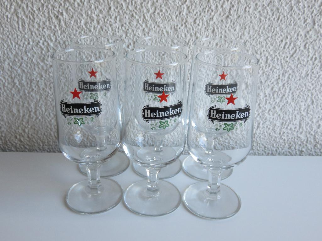6 vintage Heineken bierglazen op voet, Ophalen of Verzenden, Zo goed als nieuw, Glas of Glazen, Heineken